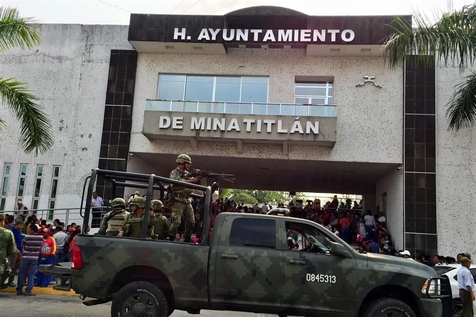 Soldados, marinos y elementos de la Policía Federal realizan patrullajes constantes en la zona céntrica de esta ciudad.