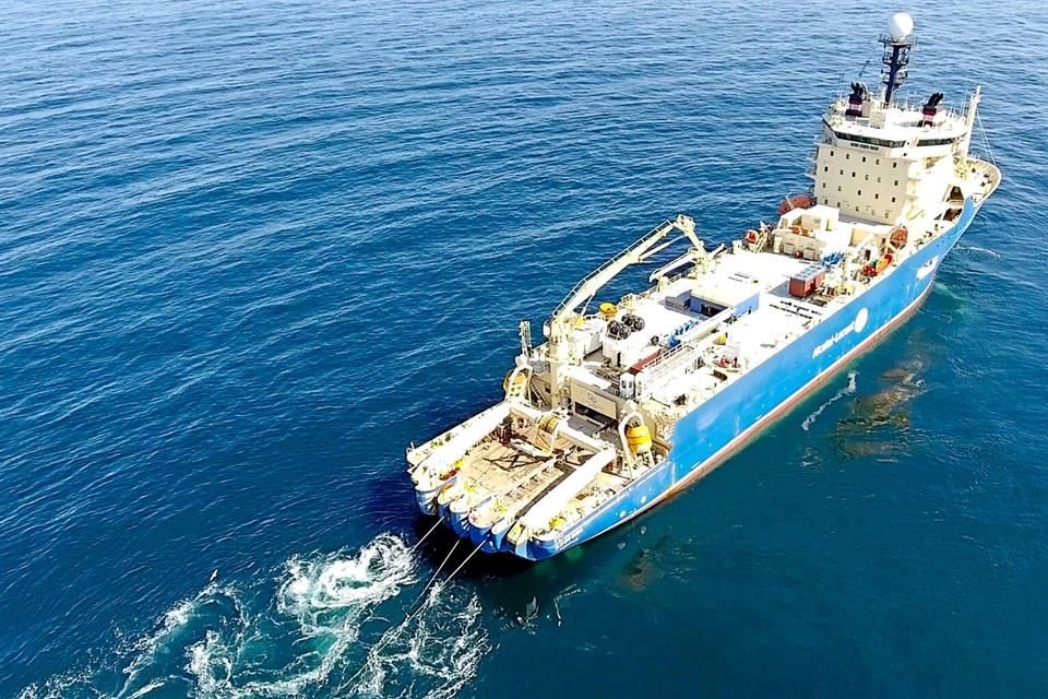 Naves de unos 140 metros de largo transportan los rollos gigantes de cable que van desenrollando lentamente entre los continentes y hasta el fondo del mar.