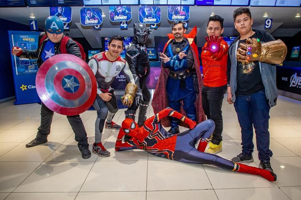 Fans vestidos como Capitán América, Pantera Negra, Dr. Strange, Iron Man y Spiderman le pusieron color a complejos como Cinépolis Universidad.