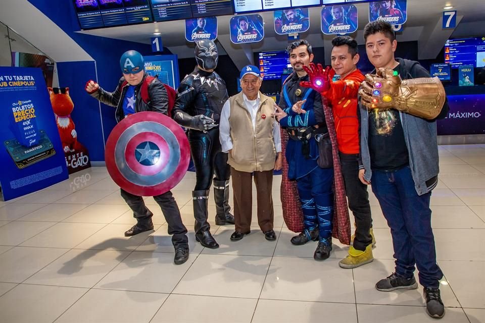 Fans vestidos como Capitán América, Pantera Negra, Dr. Strange, Iron Man y Spiderman le pusieron color a complejos como Cinépolis Universidad.