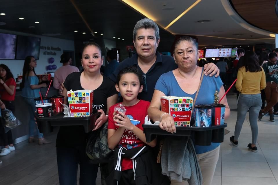 Las familias no faltaron a la cita, a pesar de la hora, en el cine Manacar.