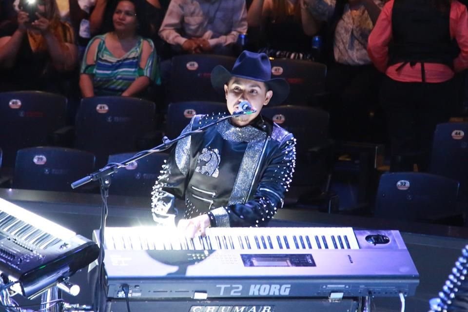 En el show Lupe estuvo acompañado por sus hijos René y José Esparza, además de Javier Cantú y Ramiro Delgado hijo.