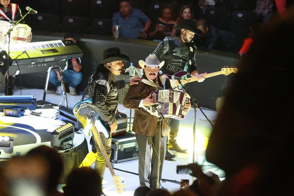 En el show Lupe estuvo acompañado por sus hijos René y José Esparza, además de Javier Cantú y Ramiro Delgado hijo.