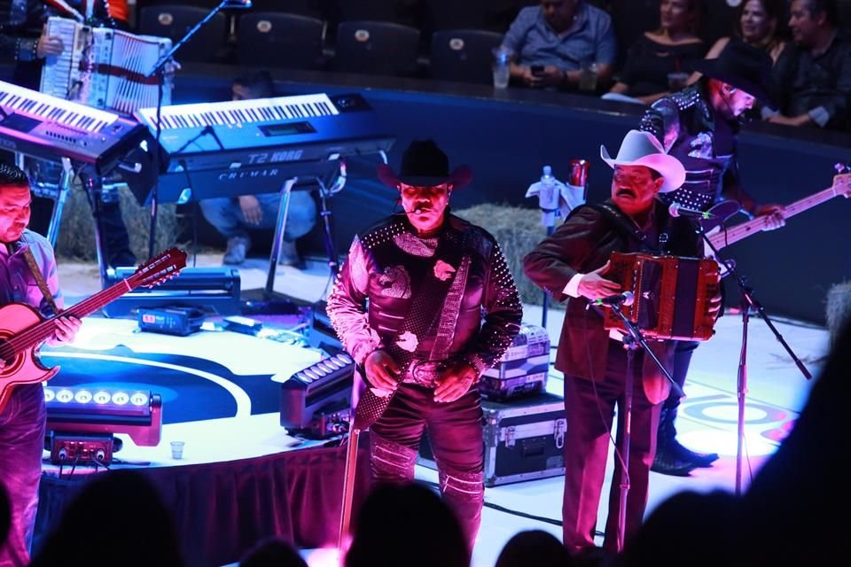 En el show Lupe estuvo acompañado por sus hijos René y José Esparza, además de Javier Cantú y Ramiro Delgado hijo.