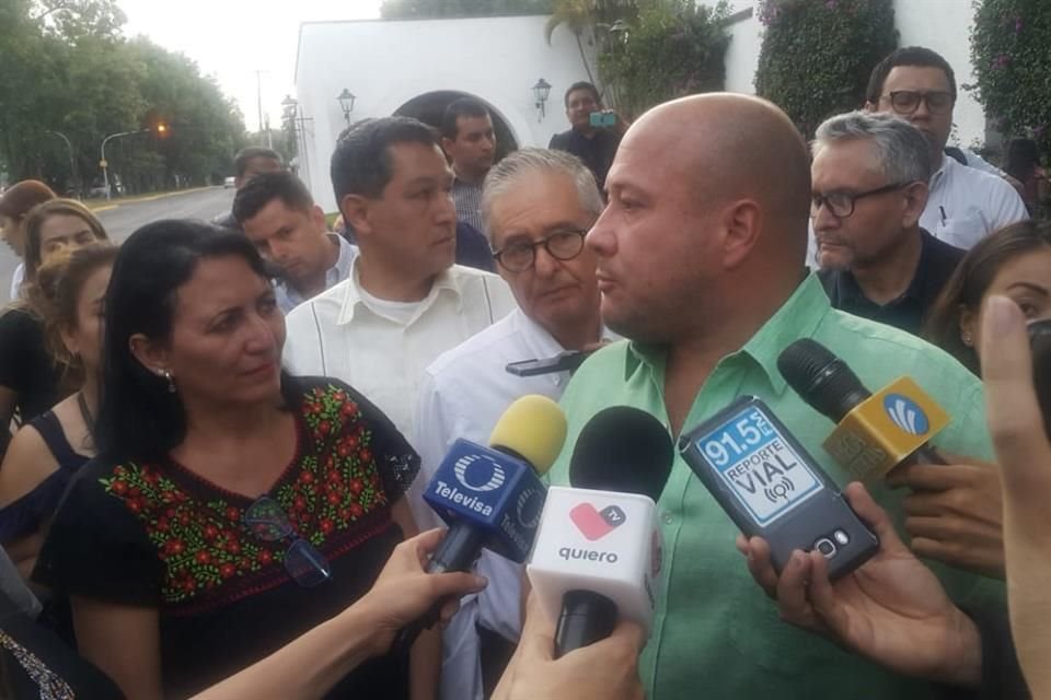 El Gobernador Enrique Alfaro salió un momento en compañía del Secretario de Gobierno, Enrique Ibarra y Gerardo Octavio Solís, Fiscal General del Estado.
