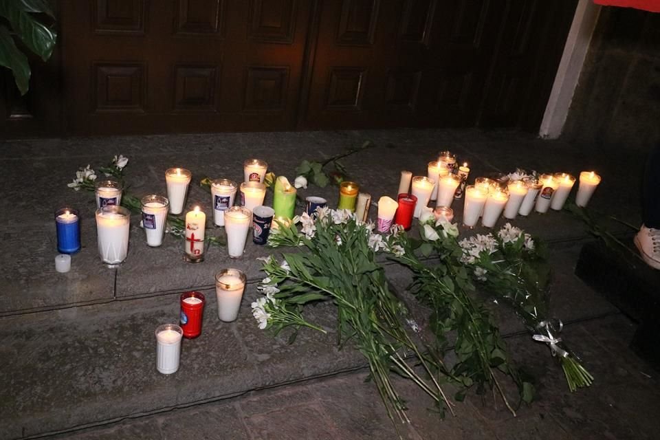 A las puertas de Casa Jalisco dejaron flores, además de veladoras encendidas.