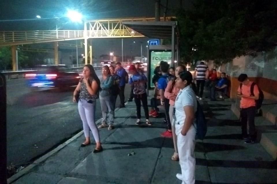 En paradas del transporte de distintos puntos de la zona metropolitana usuarios esperan el paso de unidades.