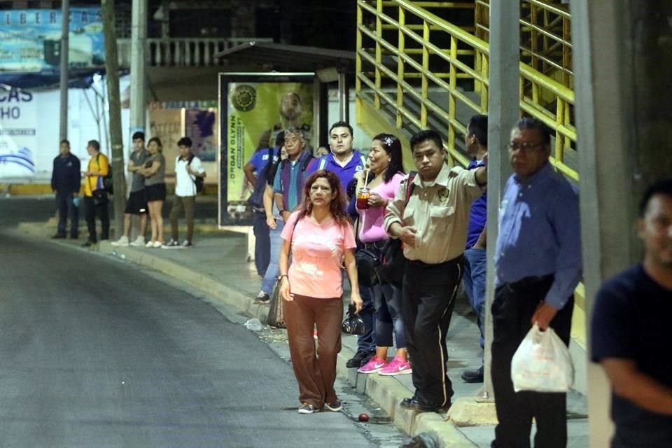 En toda el área metropolitana se presentó la ausencia de unidades de pasajeros, lo que afectó a miles de usuarios.