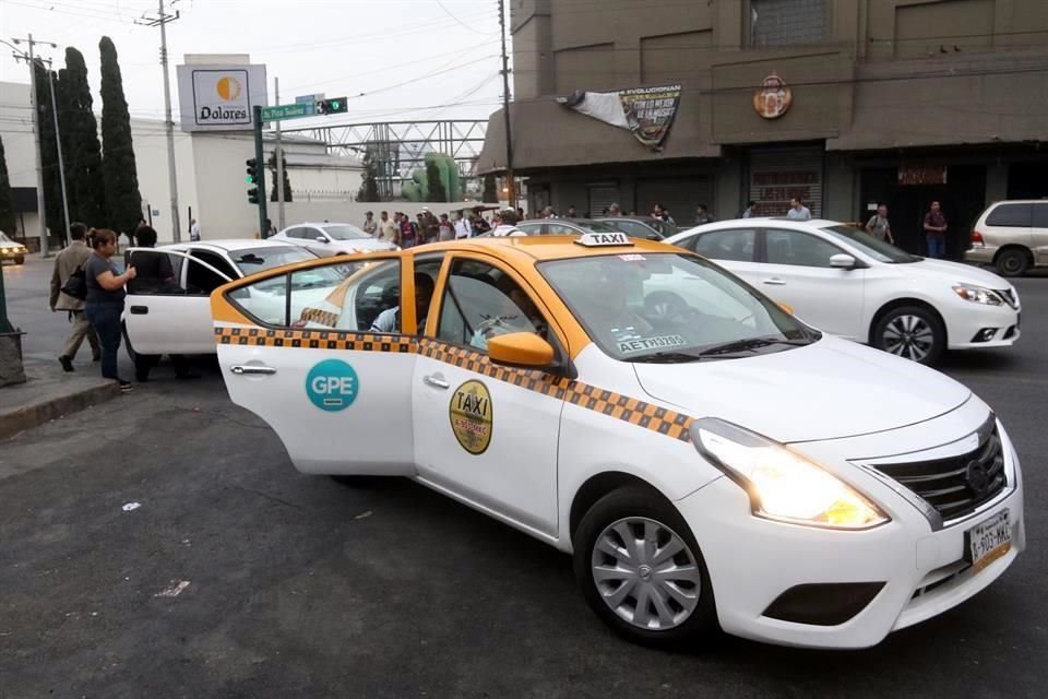 Ante la falta de unidades del transporte urbano, usuarios se vieron en la necesidad de usar taxis.