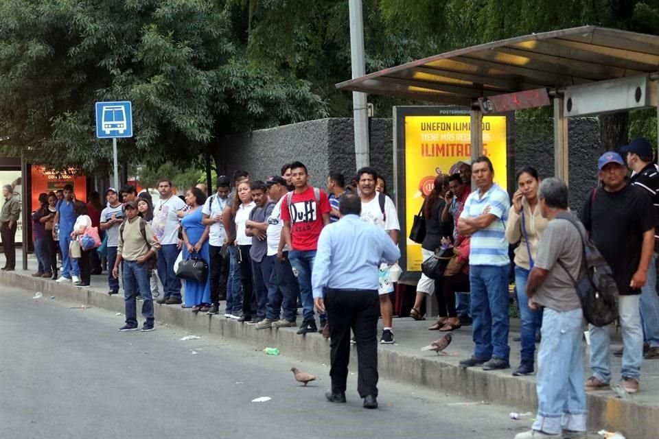 Cientos de usuarios del transporte permanecen en las paradas del Centro de Monterrey en espera del paso de unidades.