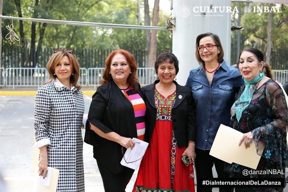 La directora del INBAL Lucina Jiménez (centro) celebró que después de seis años, se retomara el festejo del Día Internacional de la Danza.