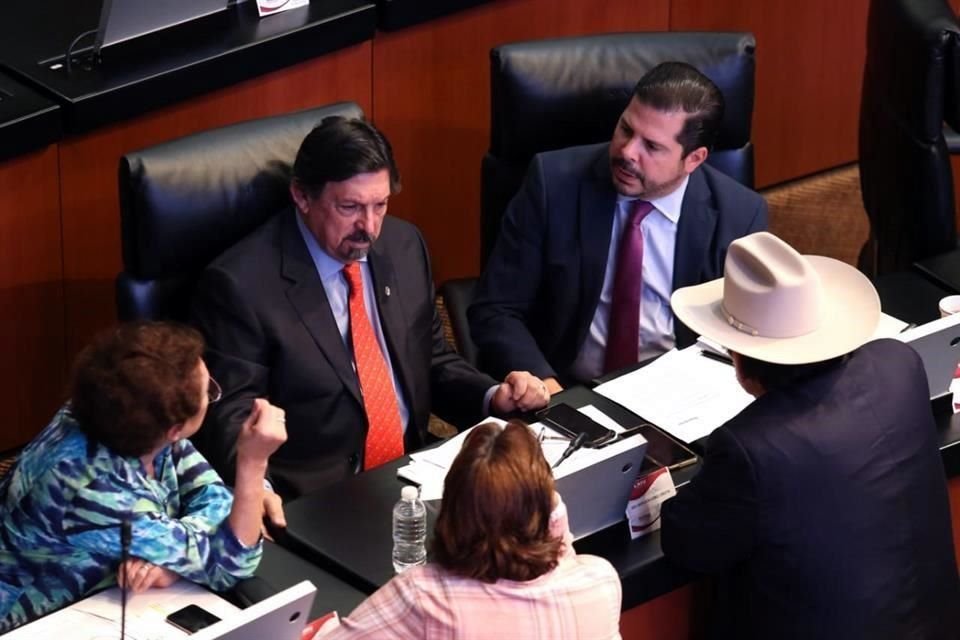 El senador de Morena Napoleón Gómez Urrutia presentó en la sesión de hoy el dictamen de la reforma laboral. 