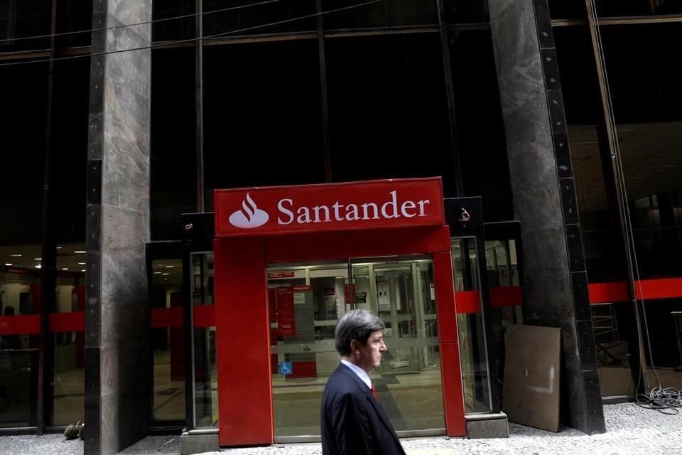 La demanda de la emisión superó en tres veces el monto colocado, dijo Santander.