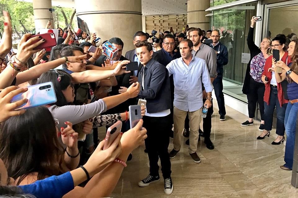Tom Holland y Jake Gyllenhaal lograron cautivar a sus fans mexicanos quienes los esperaron en un hotel de la CDMX.
