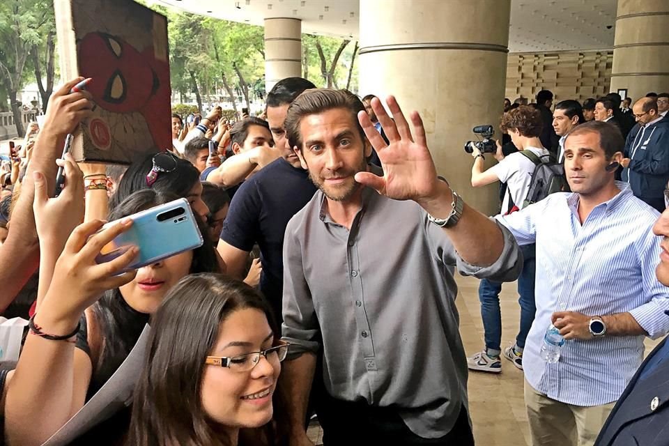 Tom Holland y Jake Gyllenhaal lograron cautivar a sus fans mexicanos quienes los esperaron en un hotel de la CDMX.