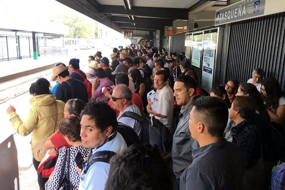 Más de 20 minutos de espera y, por fin, llega el tren ligero, los usuarios entrarán sólo a empujones si están al frente, si no tendrán que esperar de nuevo