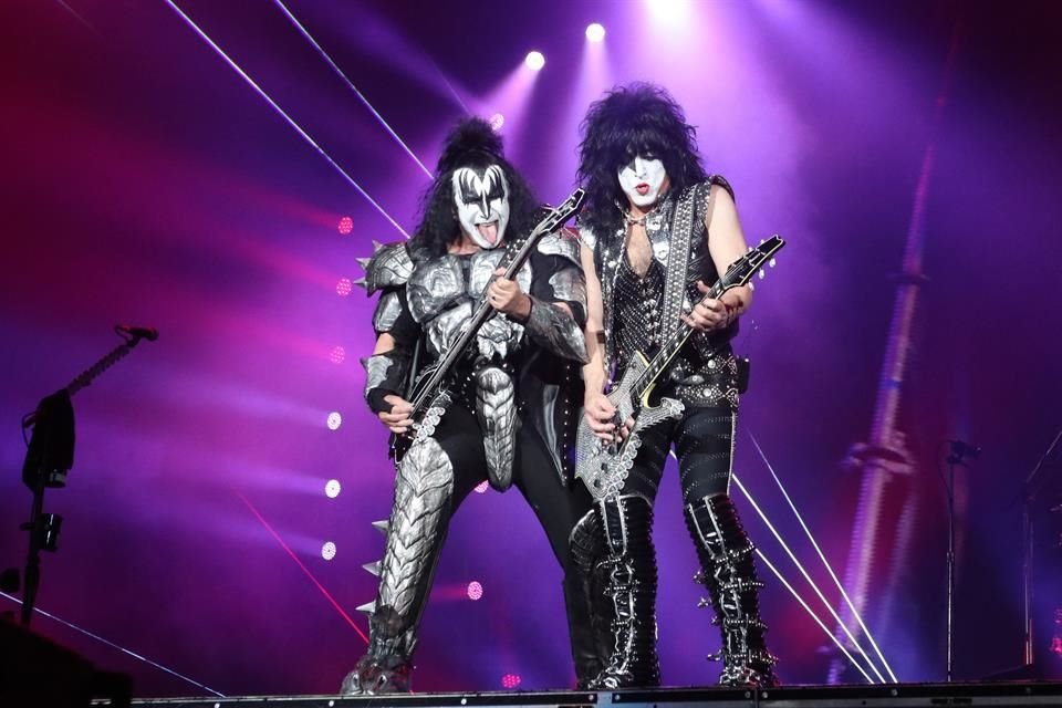 Gene Simmons y Paul Stanley descargaron toda su energía en su despedida de la CDMX.