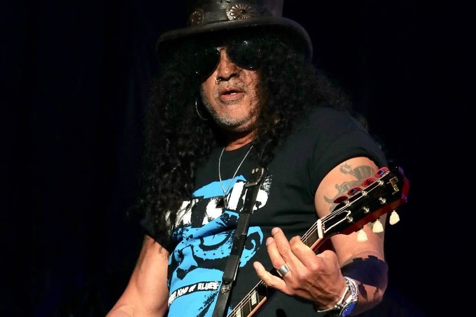 Slash arrebató aplausos con su destreza en las seis cuerdas.