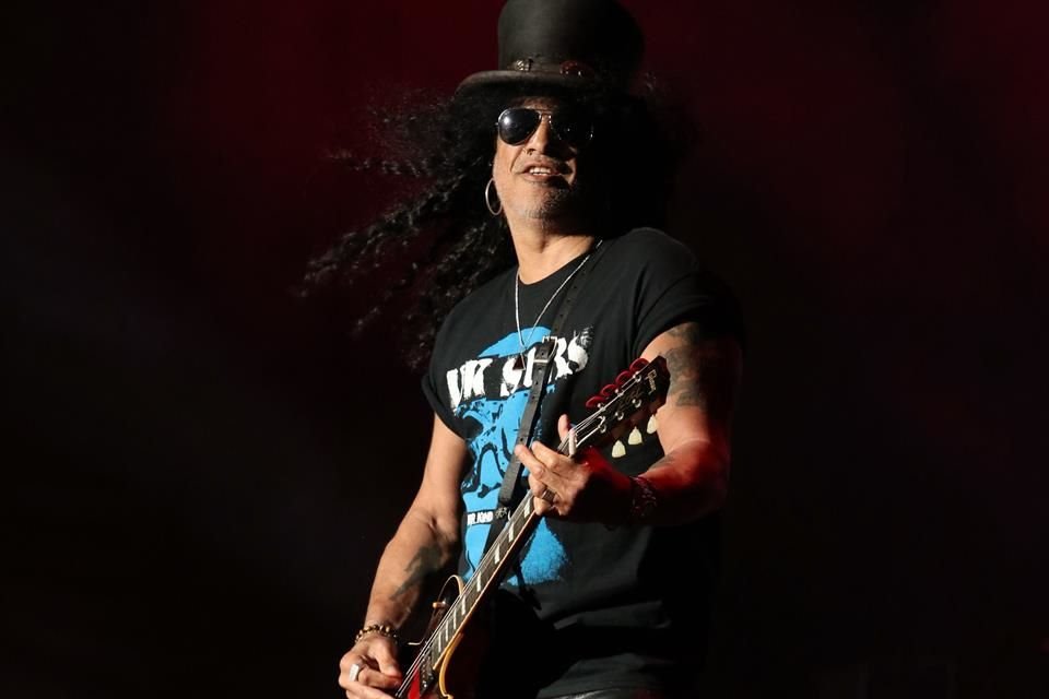 Slash arrebató aplausos con su destreza en las seis cuerdas.