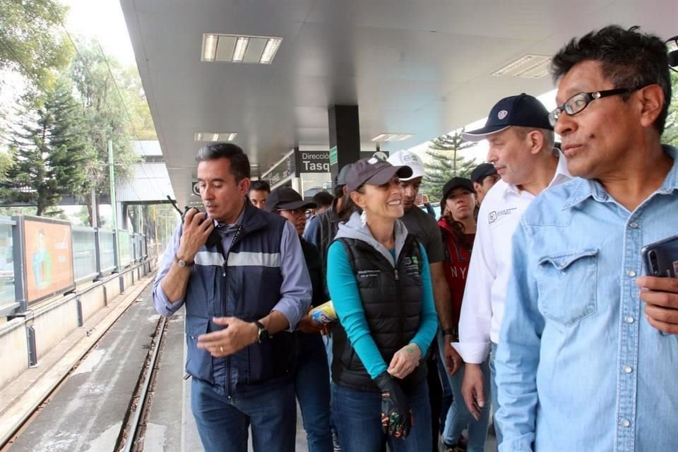 La Jefa de Gobierno abordó el Tren Ligero, saturado de usuarios, en la estación El Vergel para ir a la del Estadio Azteca.