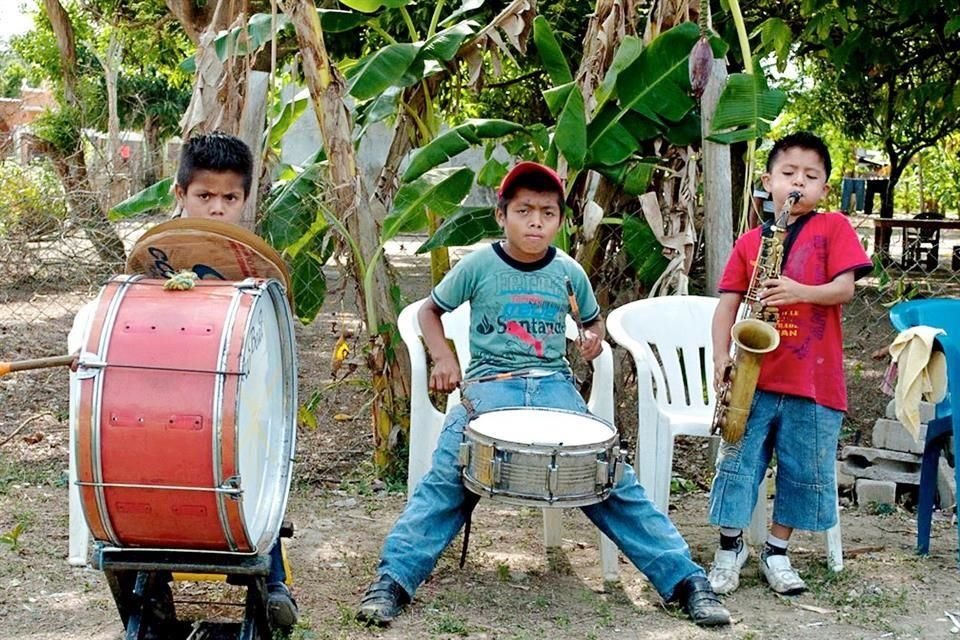 El método 'NIdo de lengua' consiste en que los aduktos mayores enseñen directamente, con naturalidad y apoyos didácticos, a los niños de una comunidad.
