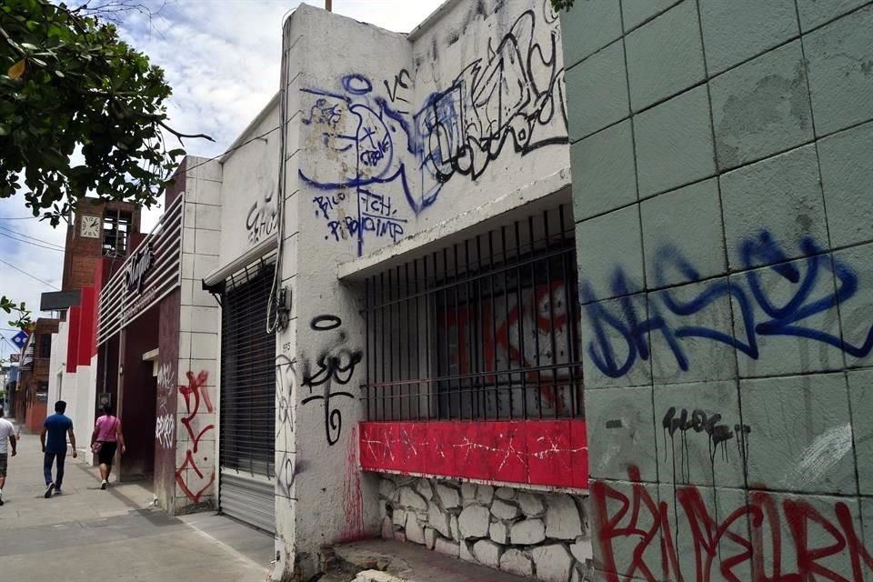 Sobre la Calzada del Federalismo, entre Morelos e Hidalgo, las 'firmas' de graffiteros adornan los muros de los edificios.