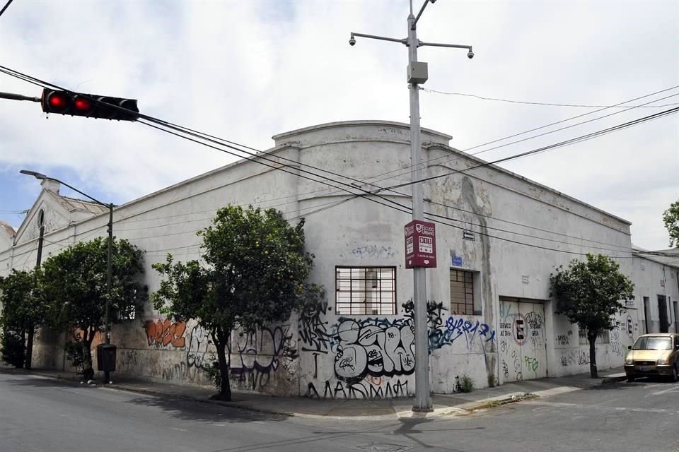 En General Arteaga y Mariano Bárcenas, este edificio de departamentos está marcado por decenas de pintas.
