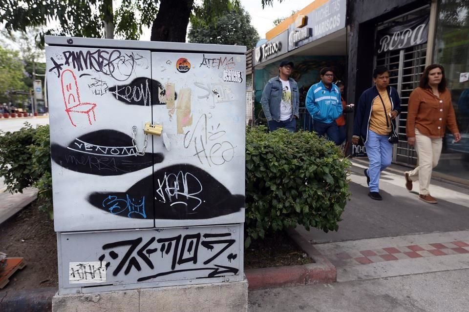 Cualquier espacio en la vía puede ser vandalizado, como este módulo ubicado en Avenida Juárez y Rayón.