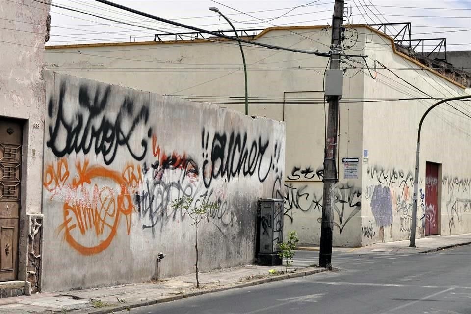 Vecinos y comercios deben gastar frecuentemente para borrar graffiti. Así lucen fincas en General Arteaga y Mariano de Bárcena.