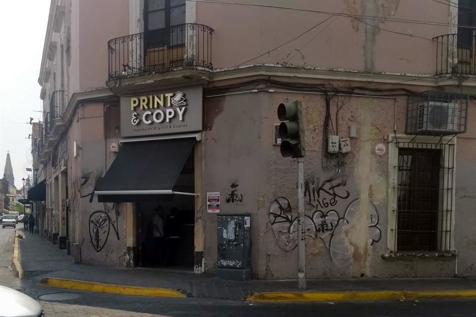 Pintas como las de 8 de Julio y Morelos deterioran la imagen tanto de las vialidades como de los negocios.