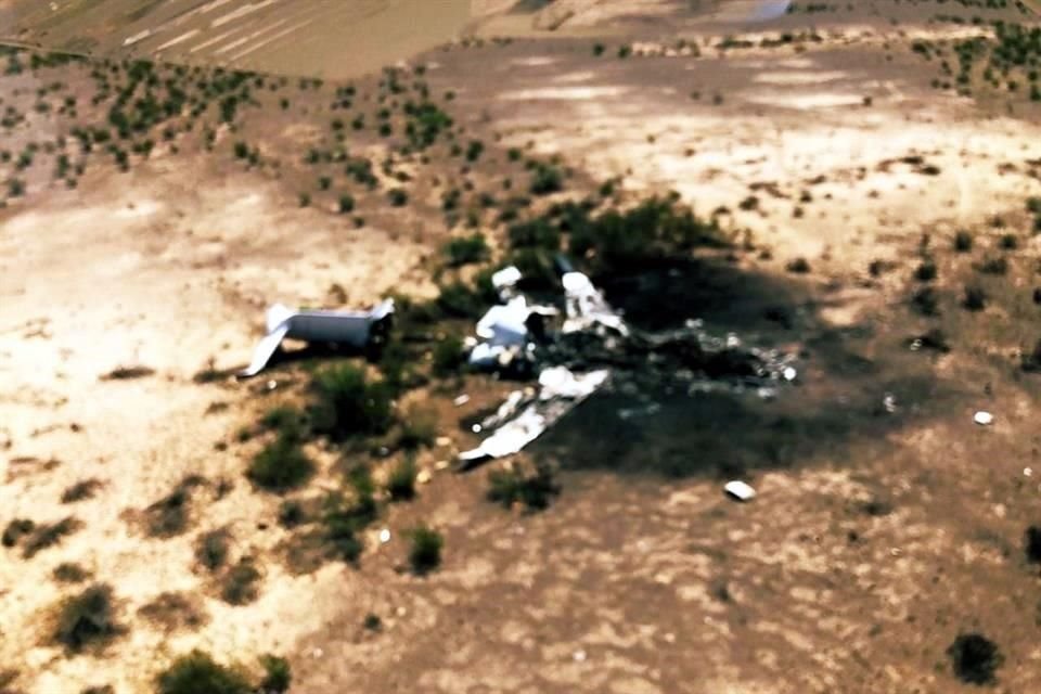 Miguel Ángel Villarreal, director del aeropuerto, informó que poco después del mediodía le reportaron la presencia de restos de un avión a 239 kilómetros, 129 millas náuticas, de la terminal aérea.