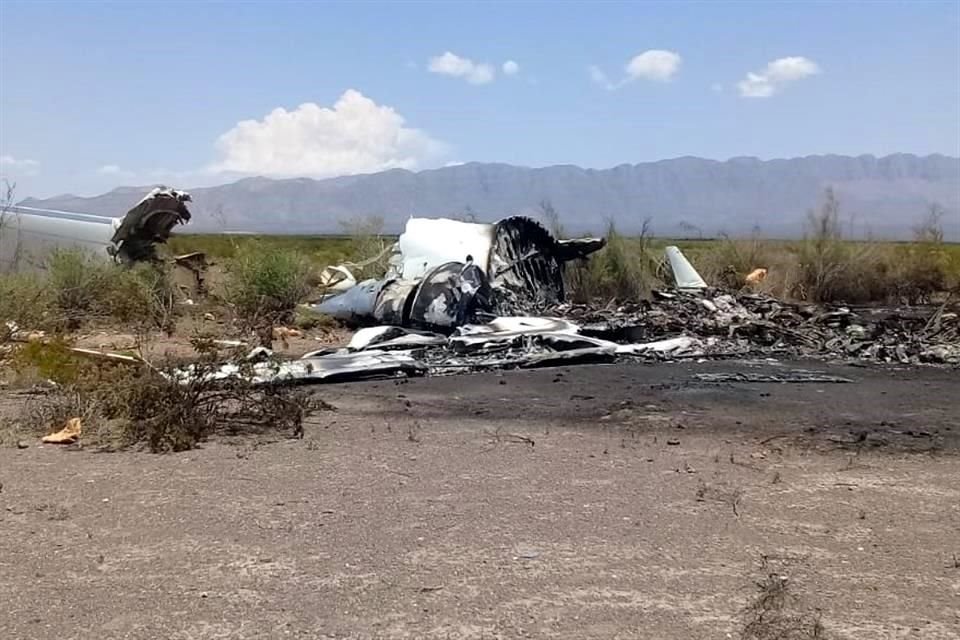 Diez pasajeros y tres triplantes que viajaban en un avión de Las Vengas, Nevada, hacia Monterrey, fallecieron luego de que la aeronave cayó cerca de Ocampo, Coahuila.