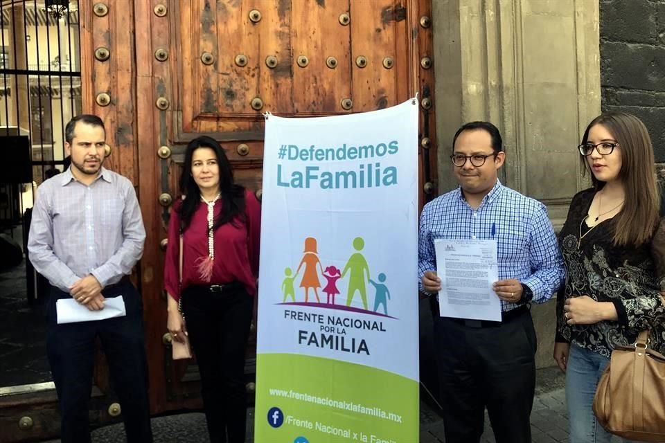 Integrantes del Frente Nacional Por la Familia piden que no se incluya ideología de género en la educación.