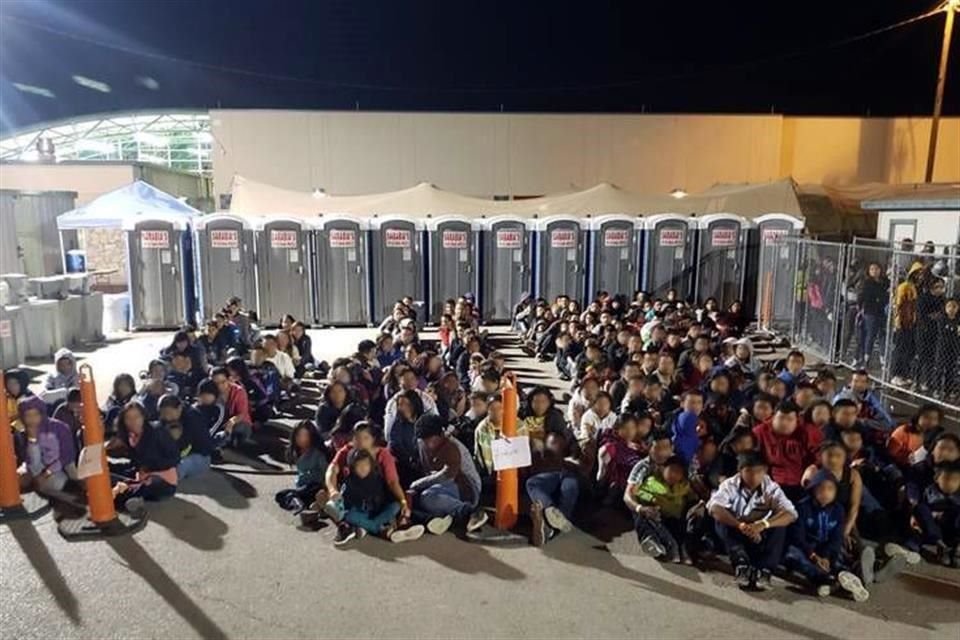 En la foto, tres grupos con 671 migrantes detenidos por la Patrulla Fronteriza en la frontera de EU con Chihuahua.