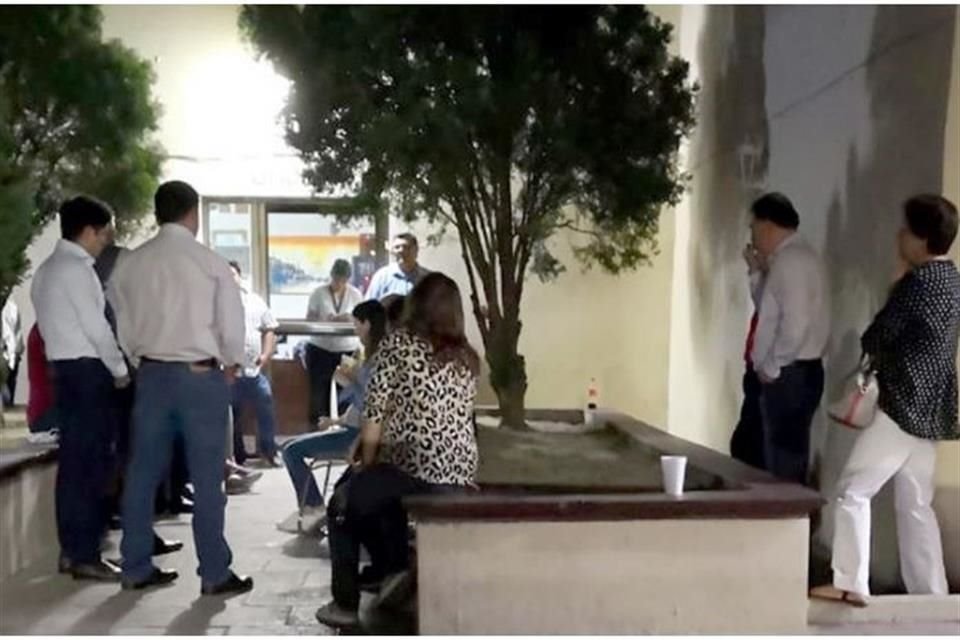 Familiares de las víctimas acudieron a una funeraria en Monclova, a donde fueron trasladados los cuerpos.