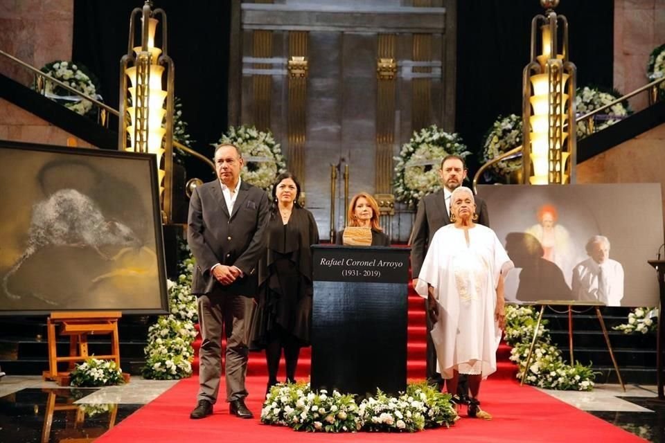 La primera guardia de honor la montaron Juan Coronel, hijo que el artista tuvo con Ruth Rivera, hija menor de Diego Rivera.