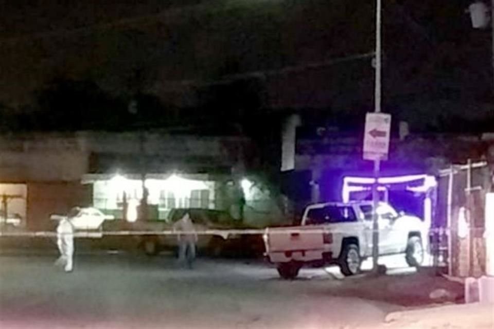 Delincuentes atacan un negocio de venta de bebidas en donde asesinan a dos hombres, al parecer clientes, y dejan herido al propietario.