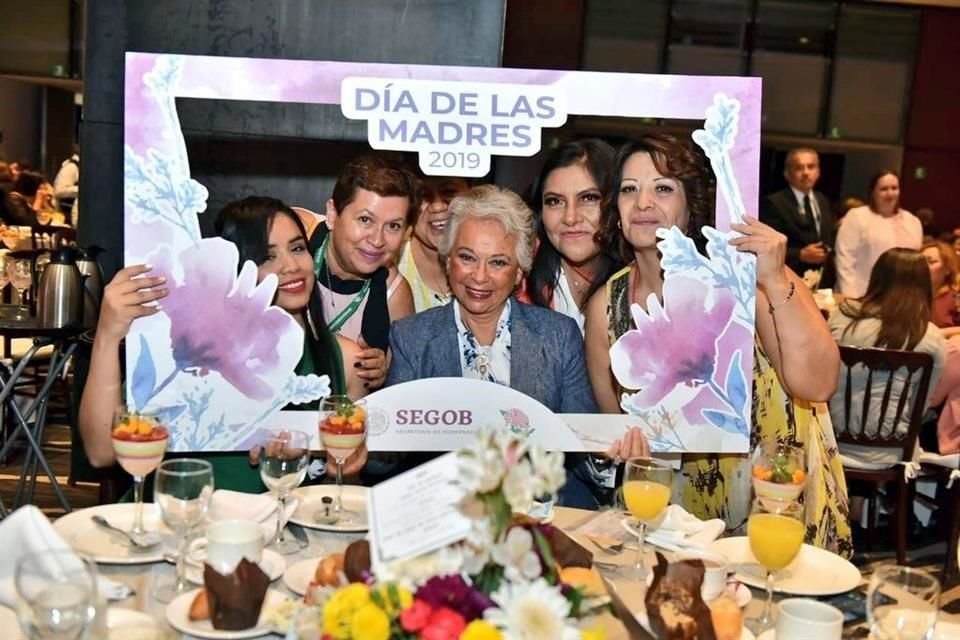 La funcionaria convivió con mujeres por el Día de la Madre.