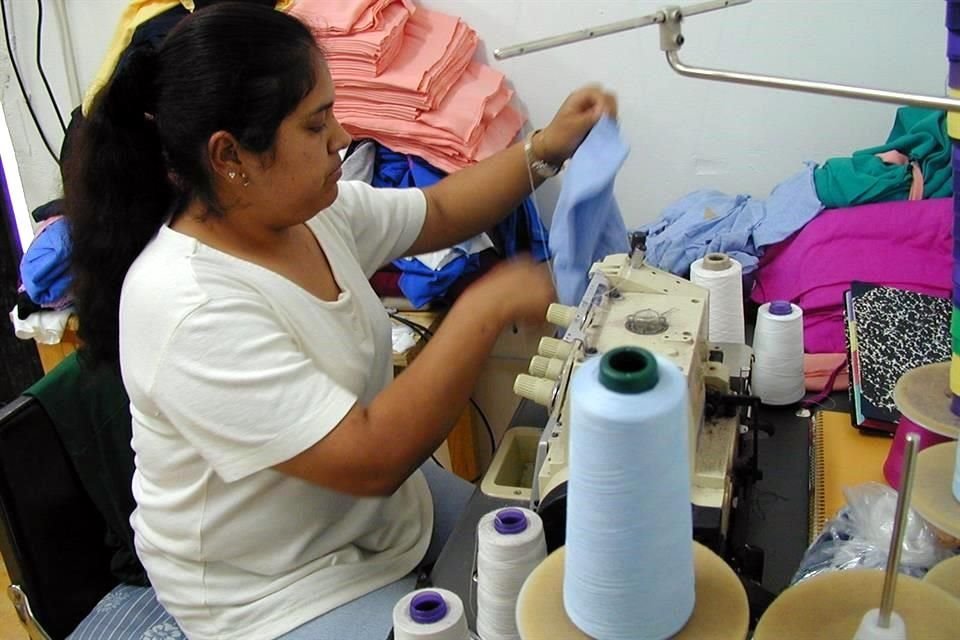 En México existen alrededor de 300 mil costureras y costureros, de los cuales el 90% son mujeres.