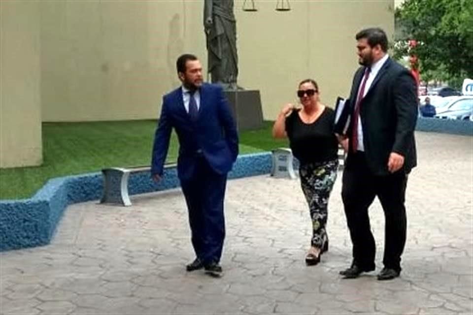 La diligencia inició a las 16:15 horas, aunque estaba programada para las 16:00 horas.