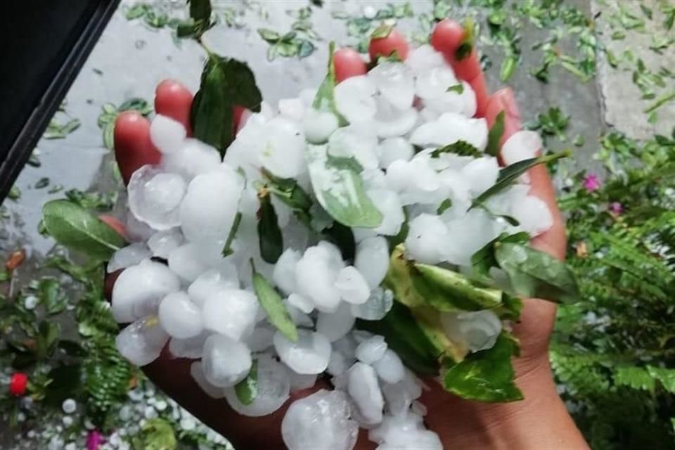 La tormenta provocó encharcamientos en las vialidades y accidentes como un choque entre siete vehículos y una volcadura.