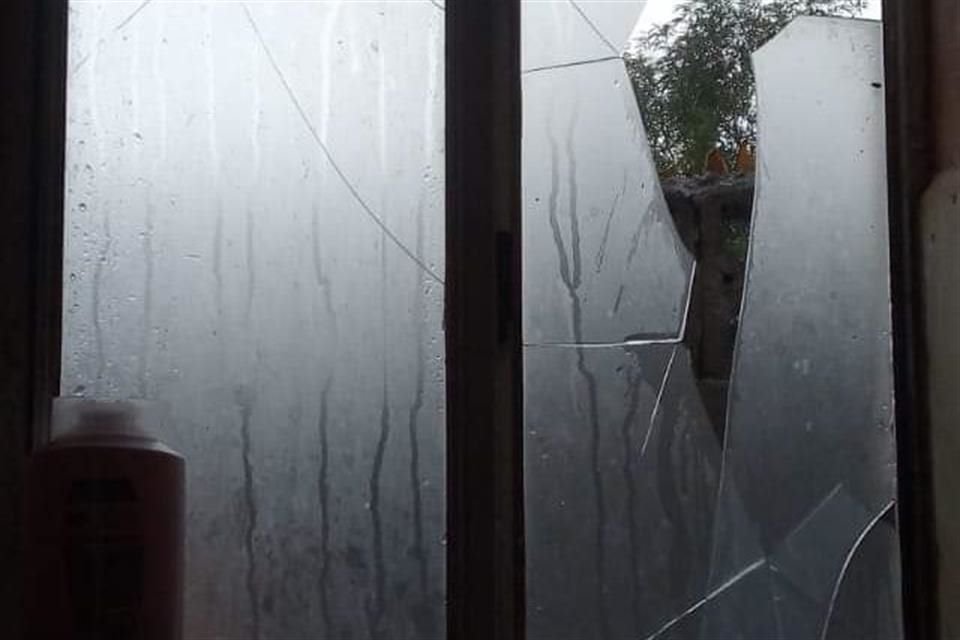 A través de redes sociales, circularon imágenes de vehículos con  cristales destrozados, techos de lámina perforados, y bolas de hielo de hasta siete centímetros de diámetro.