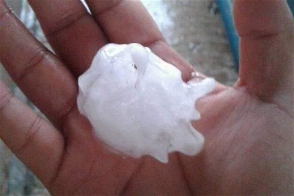 Vecinos de la Colonia El Fraustro, en Apodaca, reportaron la caída de hielos gigantescos.