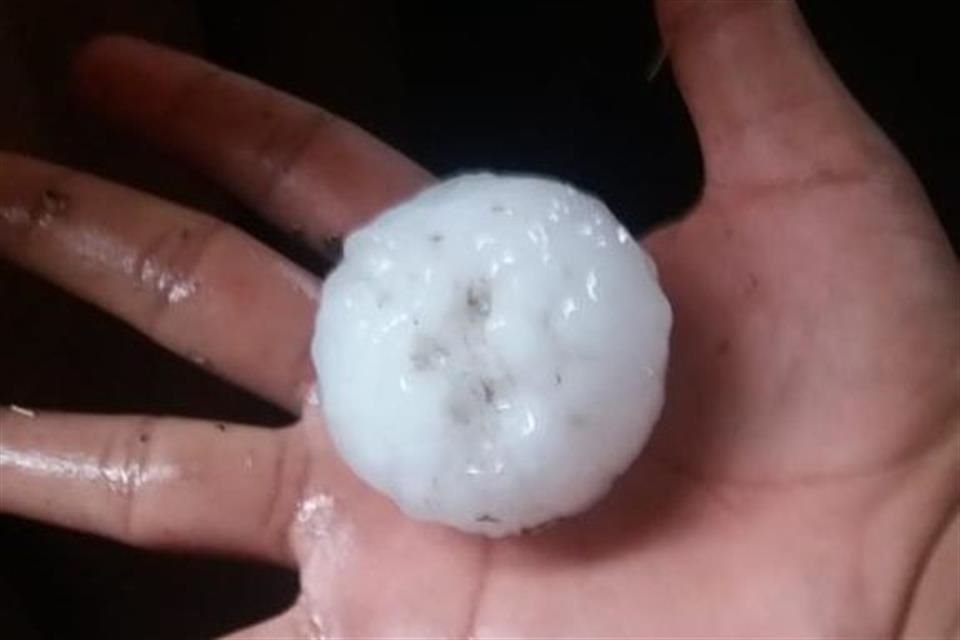 En algunos puntos, las bolas de hielo alcanzaron el tamaño similar a pelotas golf.