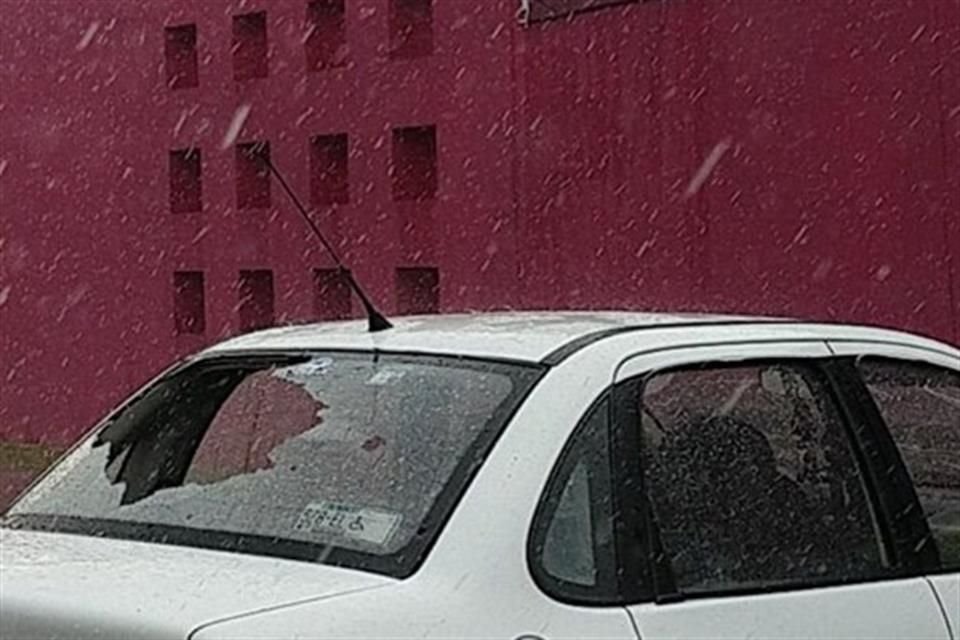 Habitantes de Ciénega de Flores reportaron que granizos<br>del tamaño de una pelota de beisbol golpearon sus vehículos.
