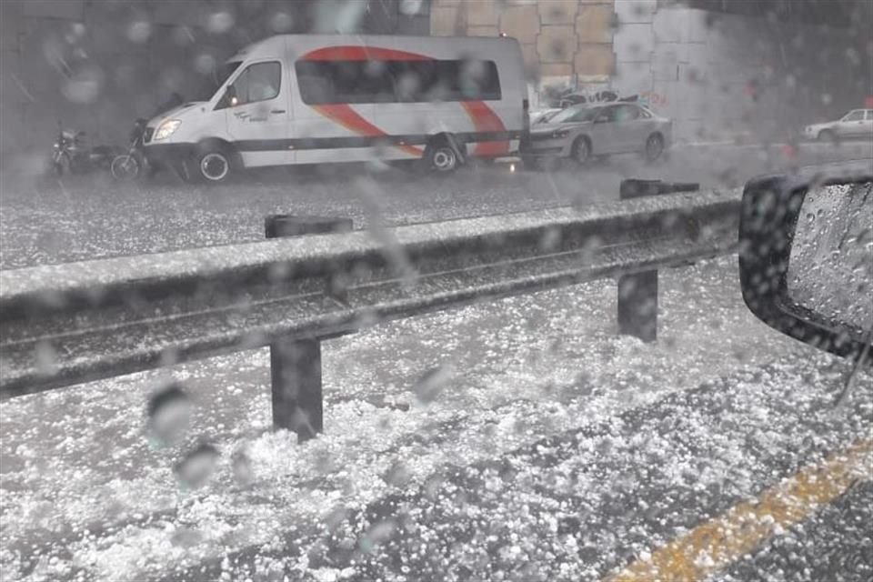 El hielo cubrió las avenidas y complicó la vialidad. 