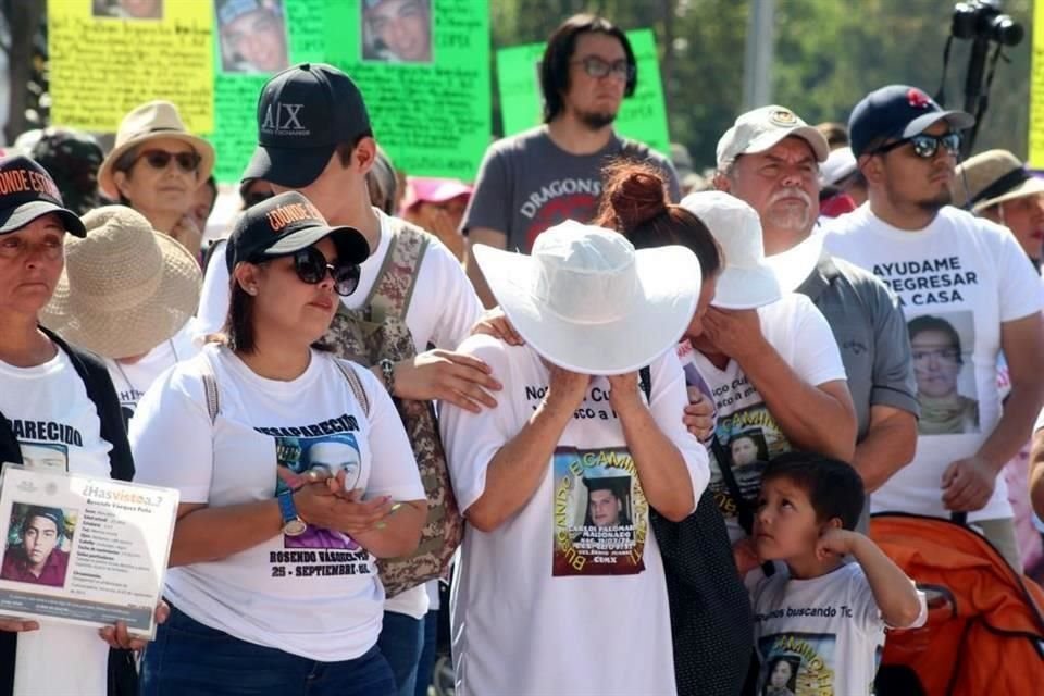 La mayoría de los asistentes visten ropa blanca.