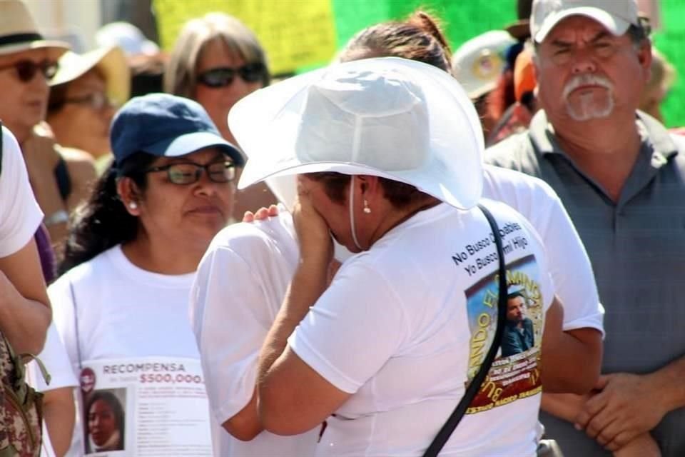 La mayoría con playeras blancas, la manifestación salió del Monumento a la Madre, donde colgaron mantas: 'Hijo, hija, ¿dónde estás? Te quiero abrazar'.