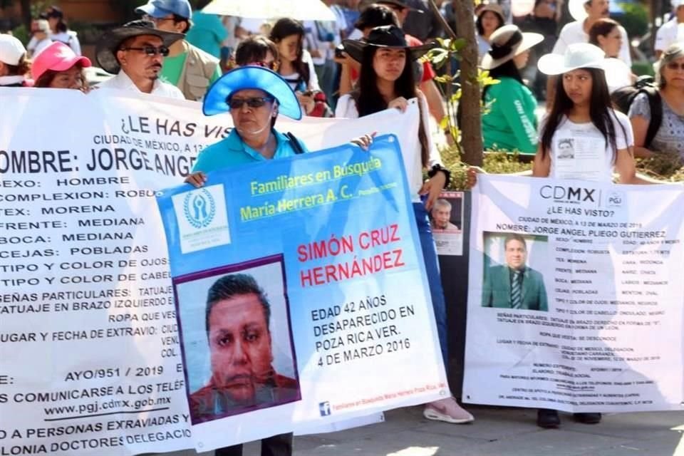 Las madres marchan con carteles de sus hijos desaparecidos.