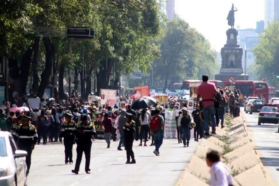 Mamás, y familias completas, marchan del Monumento a la Madre al Ángel de la Independencia para exigir justicia por sus hijos desaparecidos.